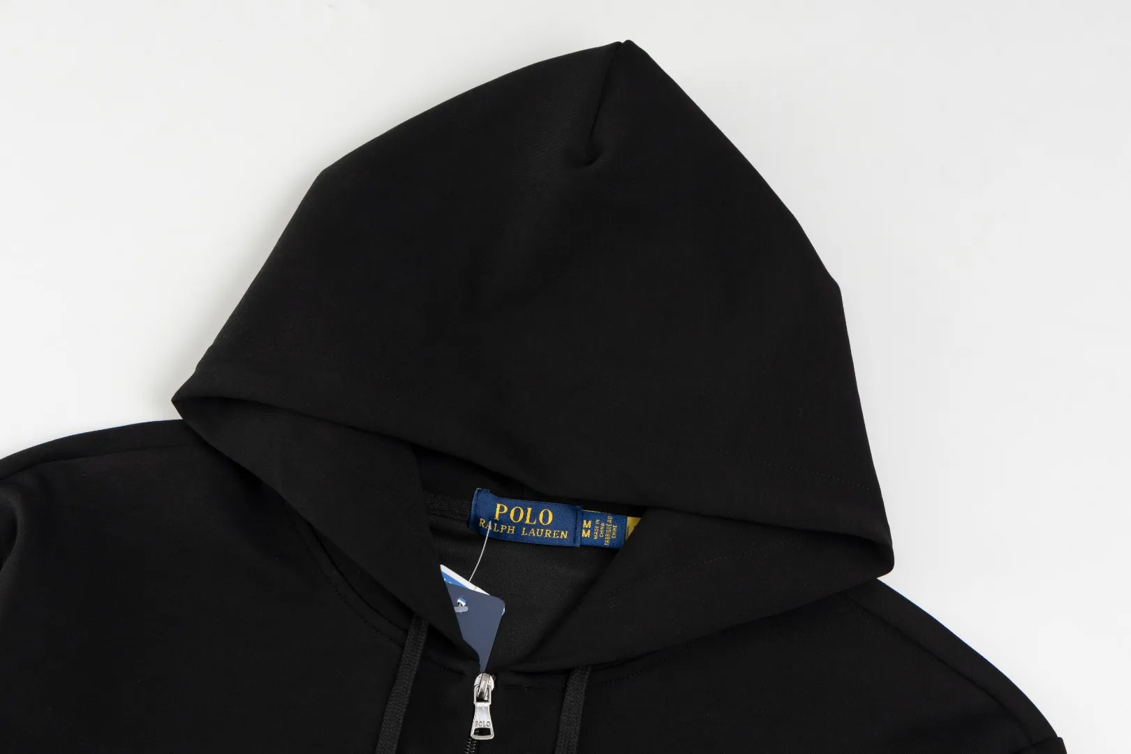 P236 #R95 Ralph Lauren/Ralph Lauren Twelve Color Pony🐎 Embroidered zipper cardigan jacket hooded sweatshirt This hooded sweatshirt is decorated with a simple style that represents Ralph Lauren. It is paired with a pony embroidery pattern, which is three-dimensional and full! The solid color fabric paired with exquisite embroidery instantly sets it off! Hooded sports design, loose and casual fit! The overall texture is very strong! Through the pictures, we can feel the thickness and texture of custom-woven and dyed threads. The workmanship is exquisite. They are shipped from major foreign trade factories. They are all made by masters with many years of experience. Everything is of high standards and requirements! Simple and versatile style ~ super delicate and soft, close to the body without being tied, all fabrics and accessories are original custom-made and of high quality! Perfectly reflects the brand’s sense of superiority! Standard cut, comfortable stretch, unrestricted movement! Highly practical, high-end and classy! Versatile style ~ can be paired with jeans or jogging pants. Ideal for transitioning from your morning commute to weekend events!  Color: Black with red label Black with white label Khaki Navy blue with red label Navy blue with white label White Light gray Dark gray Burgundy Army green Light blue Pink Size: S M L